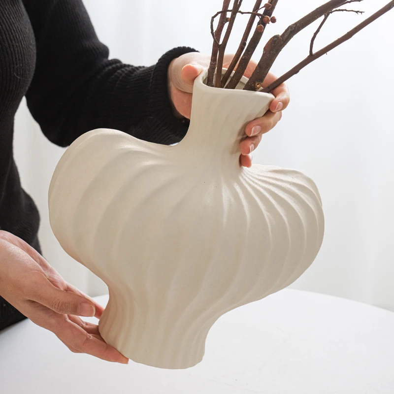 伝統工芸品と現代の美しさをどう選ぶ？陶器の花瓶がもたらす、日常の温もりとは