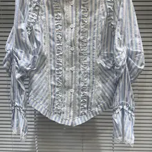 フレンチスタイルの美しい青いストライプのフリル装飾シャツ【春夏用・レディース】