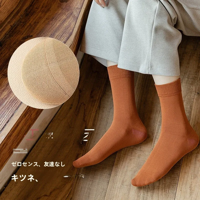 黒スニーカーと靴下の組み合わせで失敗しないスタイルは？