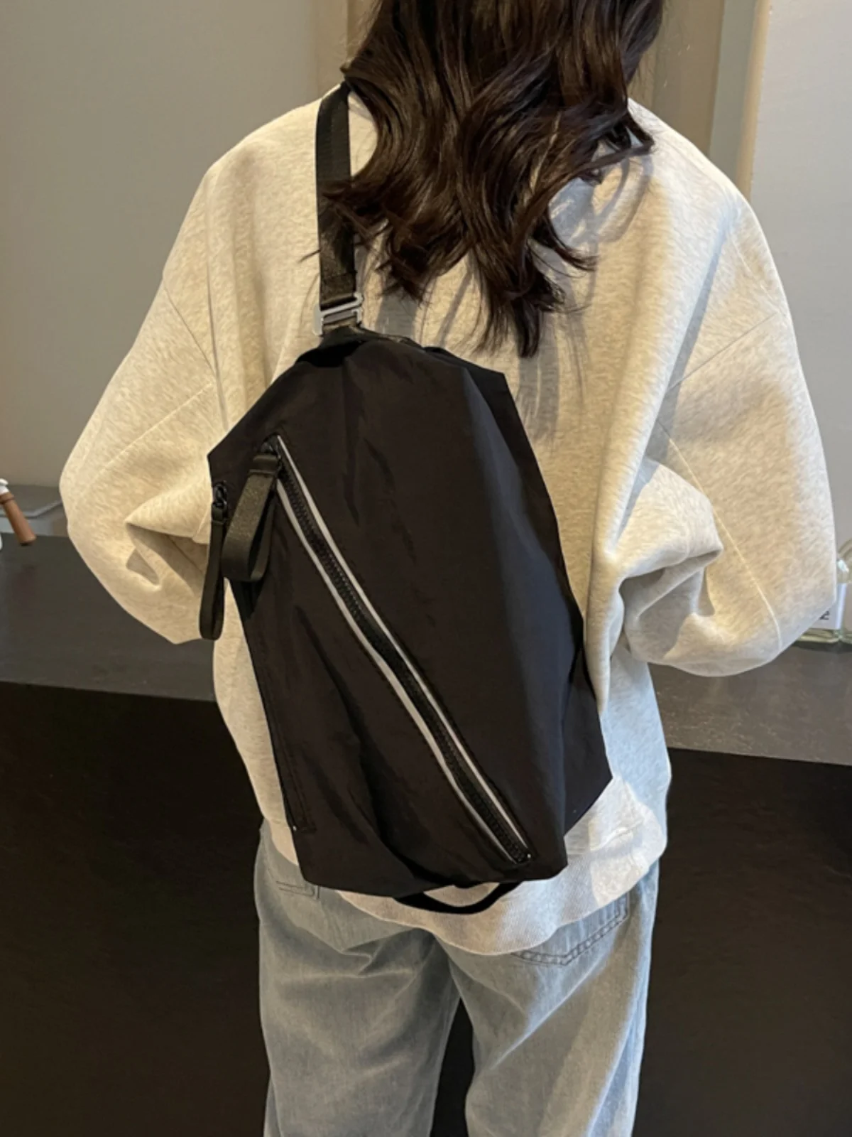 2泊旅行用の軽いサブバッグはどこがおすすめ？「菇八八」のクロスボディバッグが解決するリアルな悩み