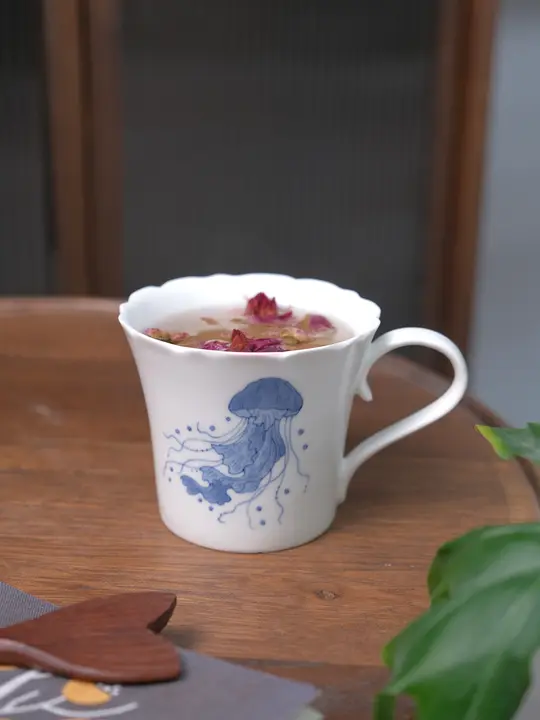 手描き青花水母デザインの陶器マグカップ【高級感のあるフラワーカット・牛乳用】