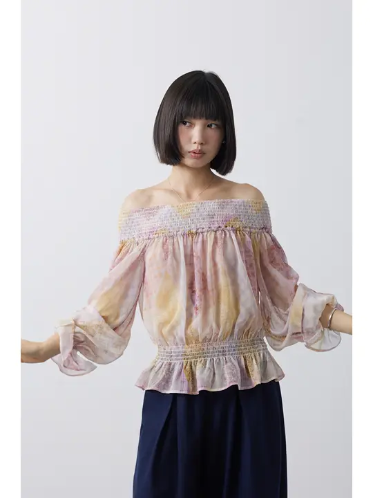 軽やかで透け感のあるオフショルダーシフォンブラウス【モナの調色パレットデザイン】