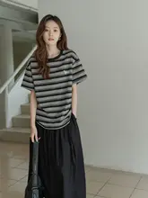 ストライプ柄の短袖Tシャツ【ブラック・カジュアル・コントラストカラー・ラウンドネック・プリントデザイン】