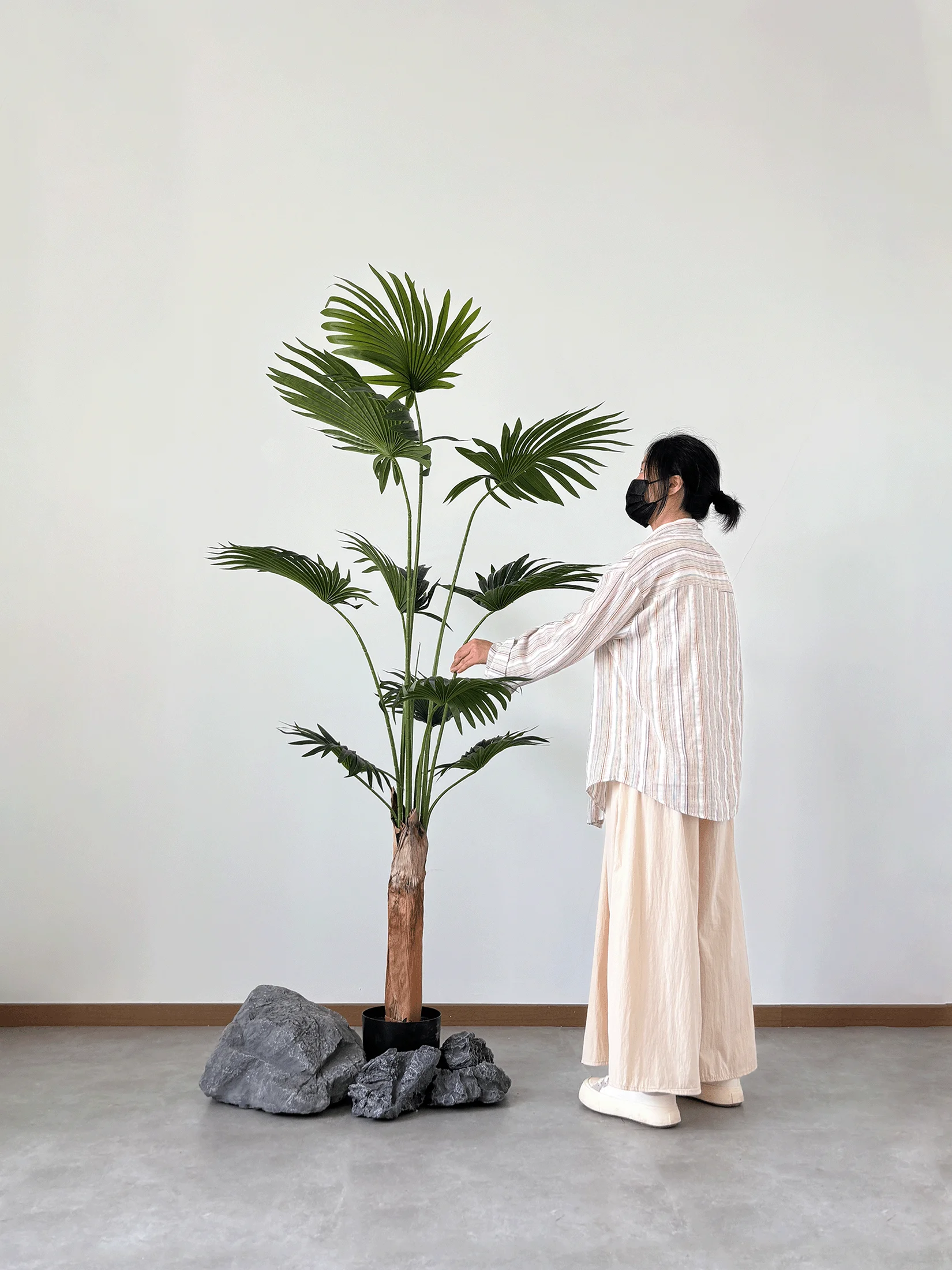 リアルな観葉植物風アーチ型ポット：インテリアに自然な雰囲気を演出する装飾品