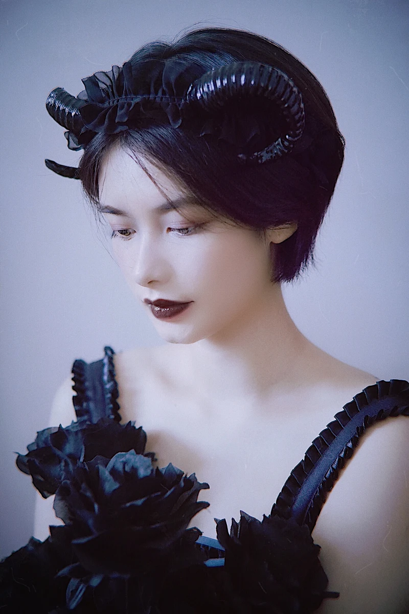 悪魔の羊角ヘアバンド：暗黒ゴシックファッションに最適な側頭部アクセサリー