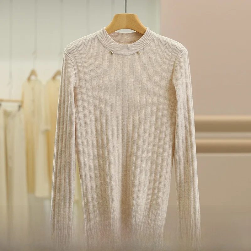 ウールtの特徴と実用性：シン プルなデザインのフィットしたウールニット【極上の柔らかさ】