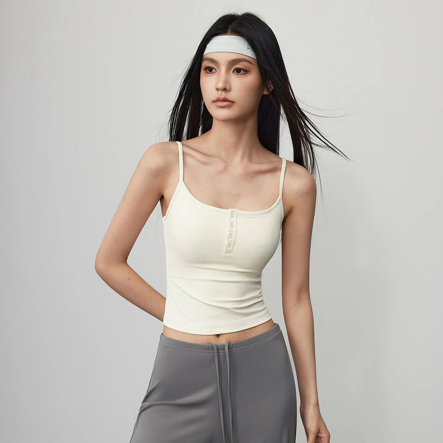 夏のランニングウェアで汗をかきながらも涼しさを保つには？MITAOGIRLの方形ネックタンクトップが解決する
