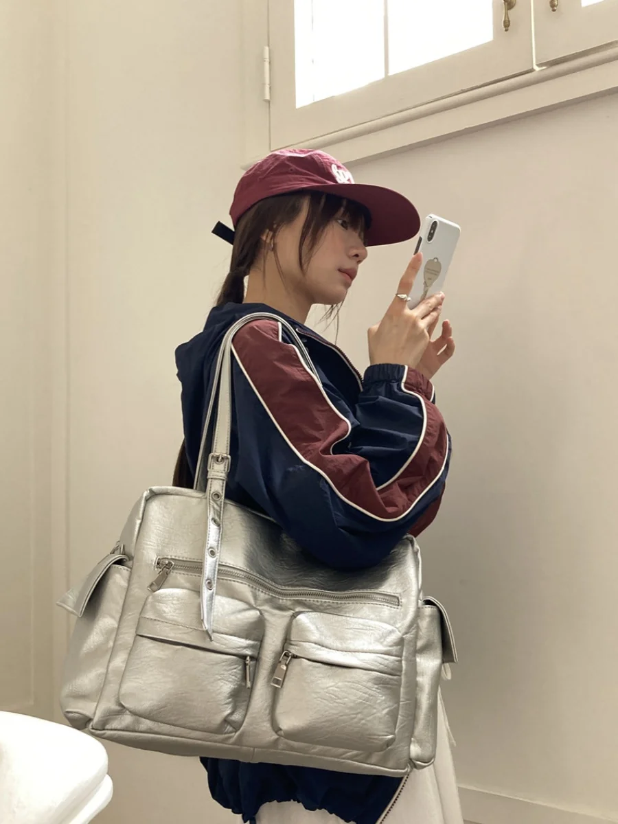大容量通勤用トートバッグ：多ポケット・シンプルデザイン・肩掛け対応の実用性と使い勝手
