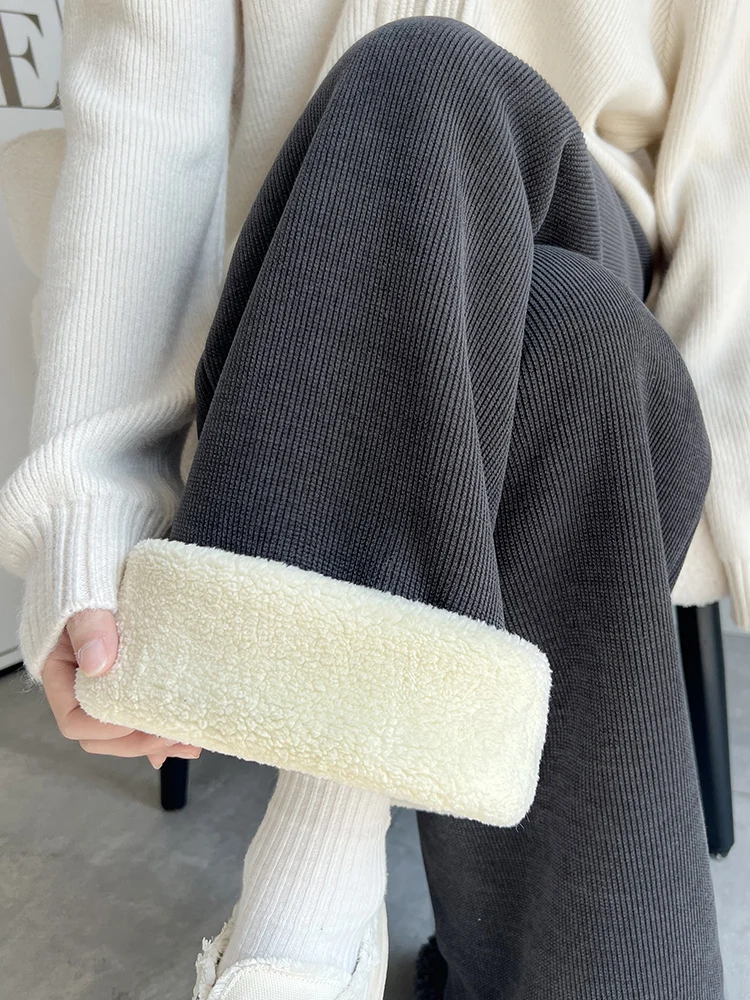 2026秋冬トレンド パンツ どんな風に着る？羊羔绒 ワイドレッグパンツが女性らしいスタイルを創り出す理由