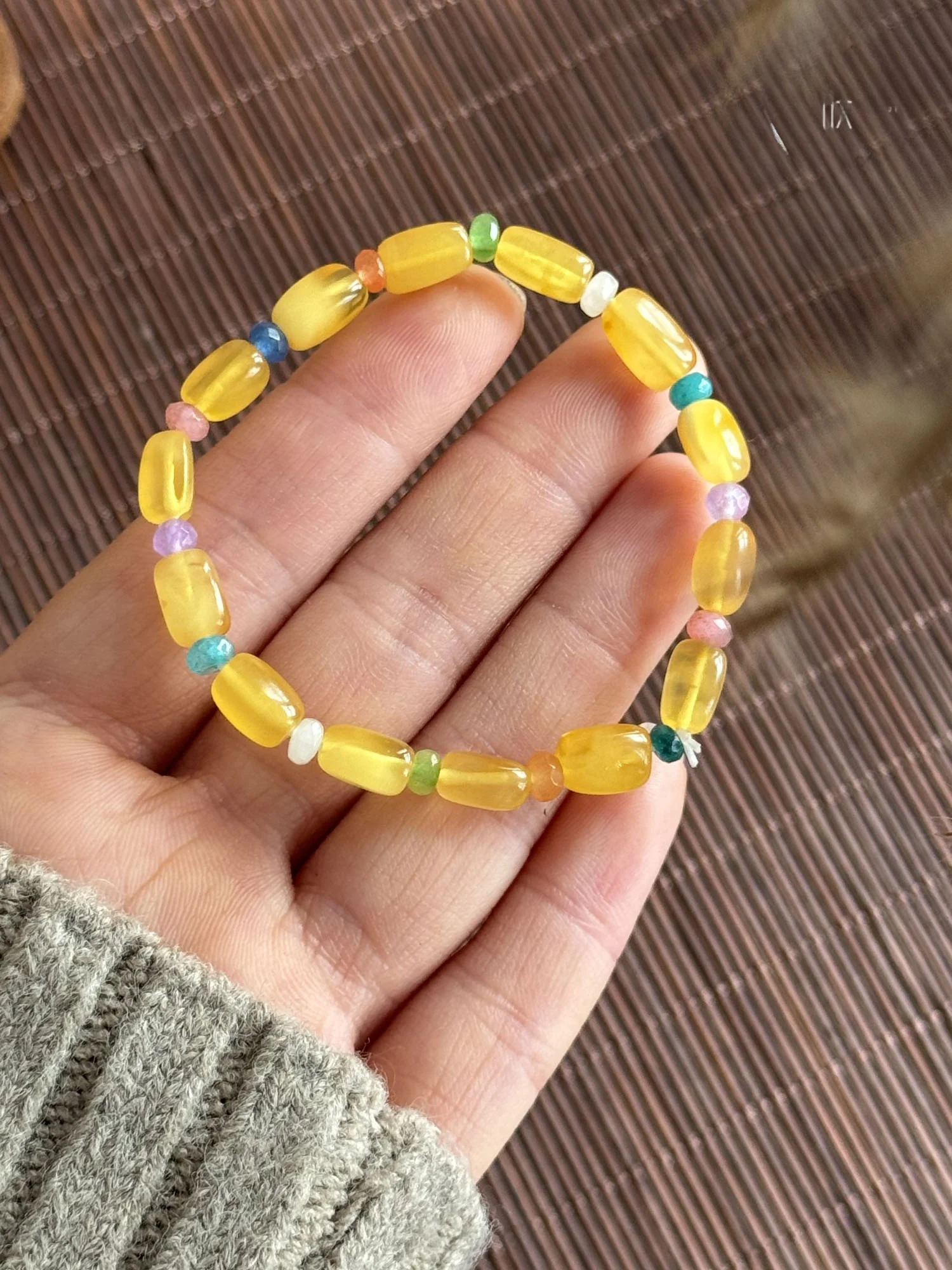 amber color とは？その魅力とファッションに活かす方法は？