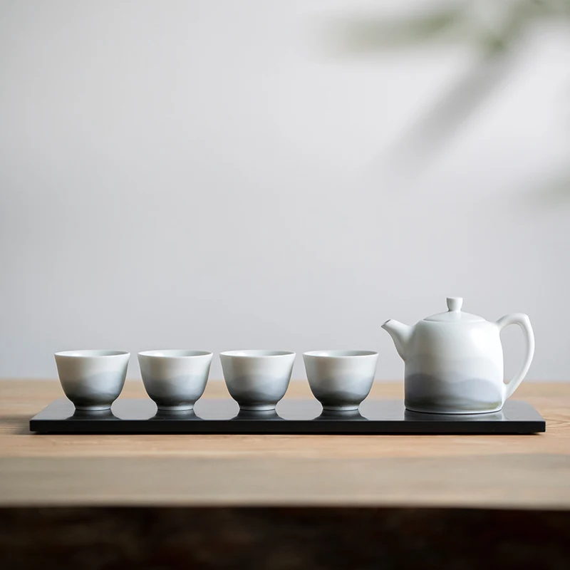 自然な木目が広がる茶席に、どんな茶盤が最適か？