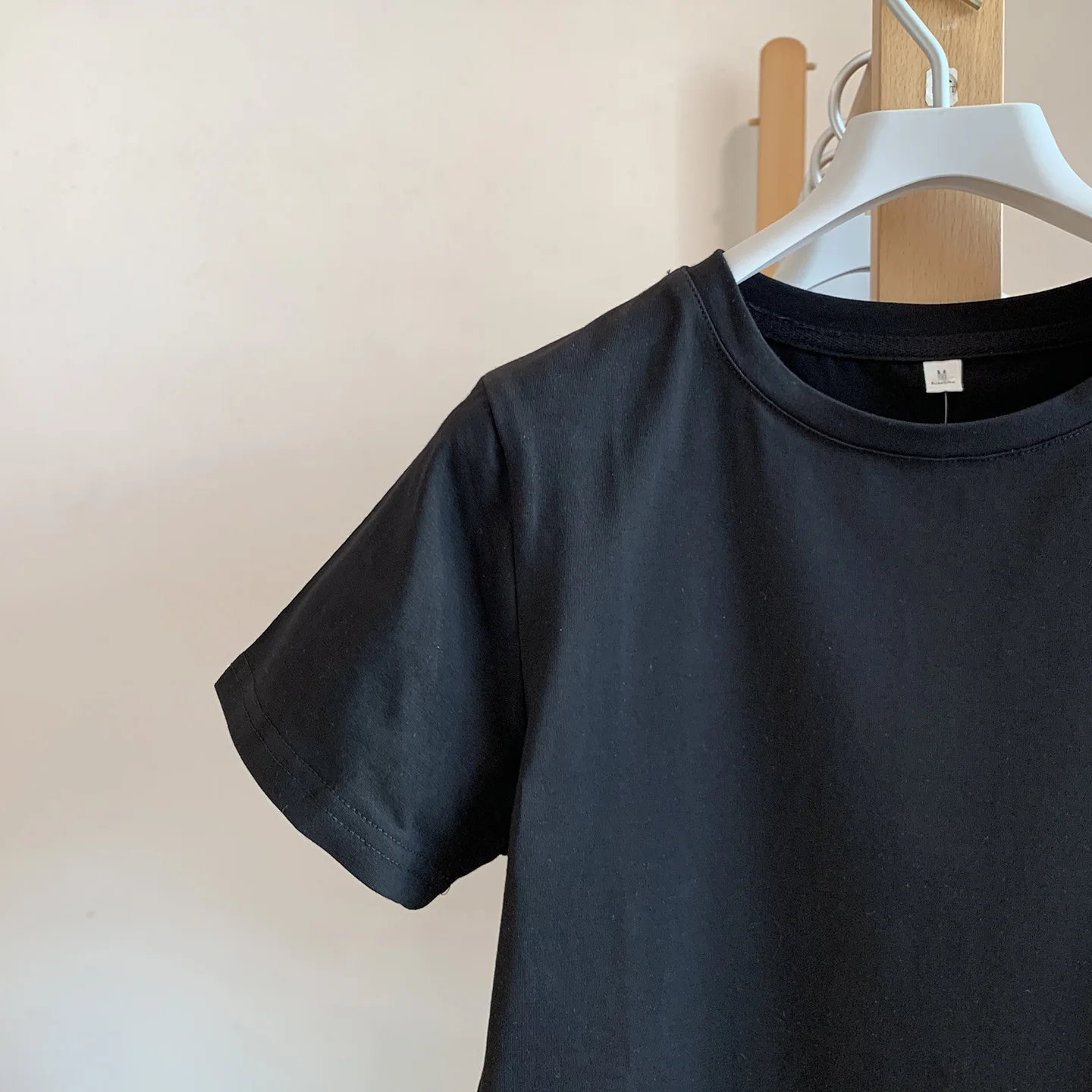 カットオフTシャツをどう選ぶ？韓風のハイウエストショートTが夏の着こなしを変える理由