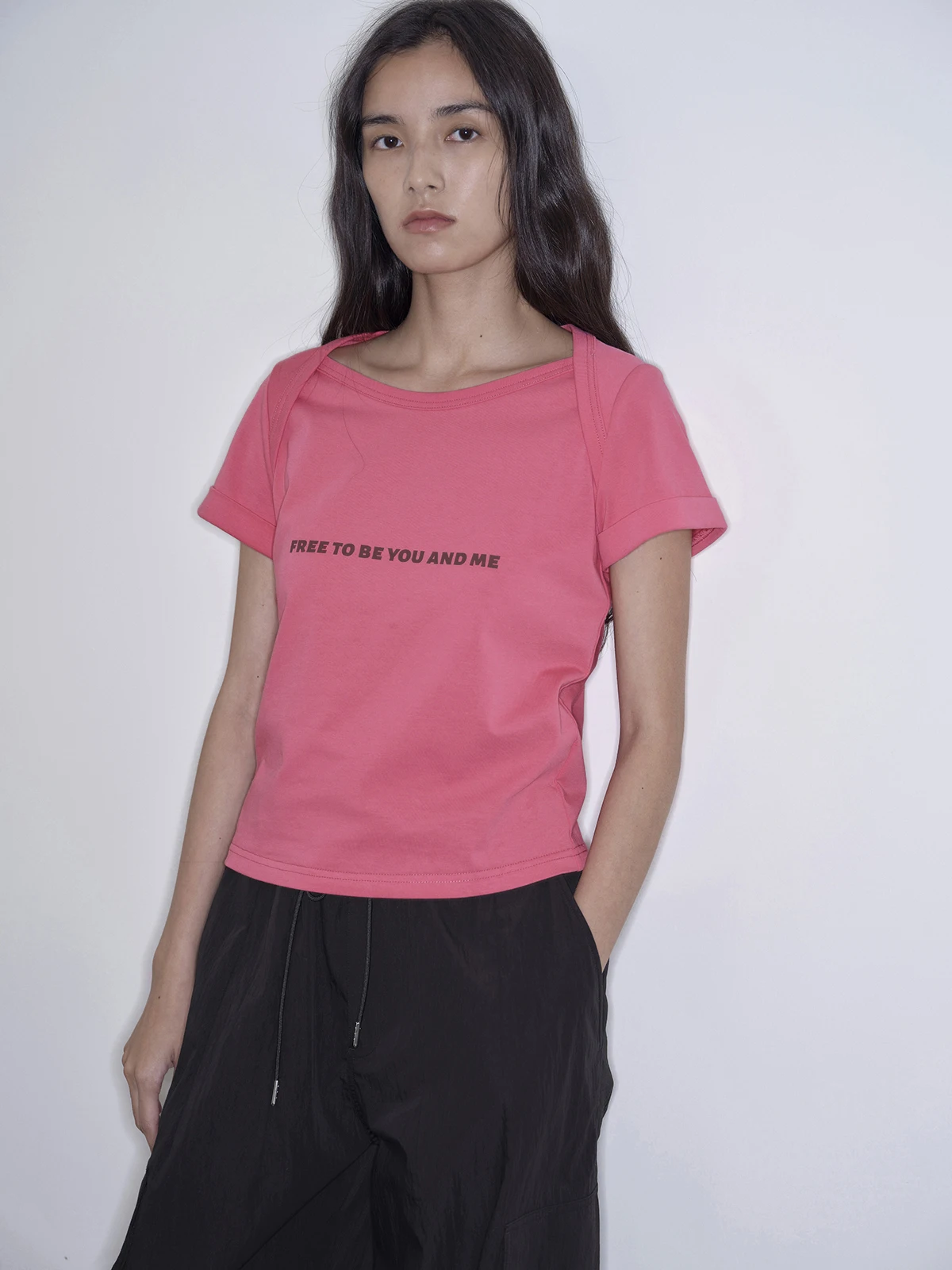 夏季デザイン首元付き半袖Tシャツ：1日カラーと1枚でもオシャレの実用性を検証