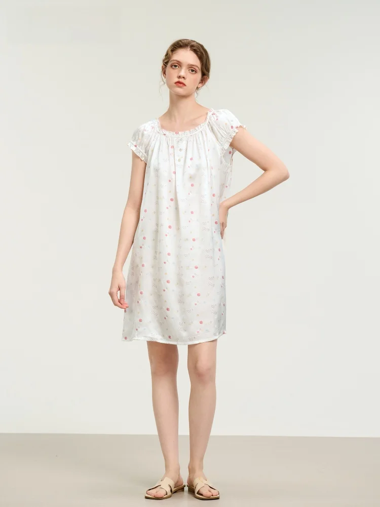 シルクのぬくもりで夏を彩る——シルクプリントスリープドレスがもたらす、心のリラクゼーションとは？
