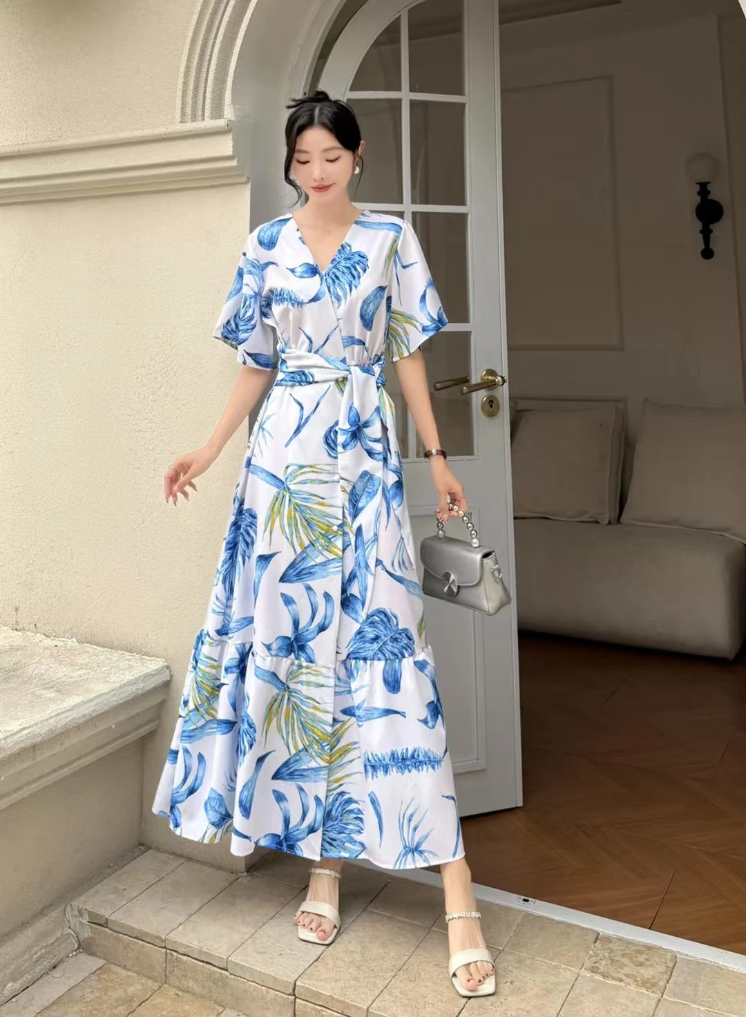 大人可愛い服 50代コーデの完全ガイド｜新中式フレアワンピースで実現するバランスの美