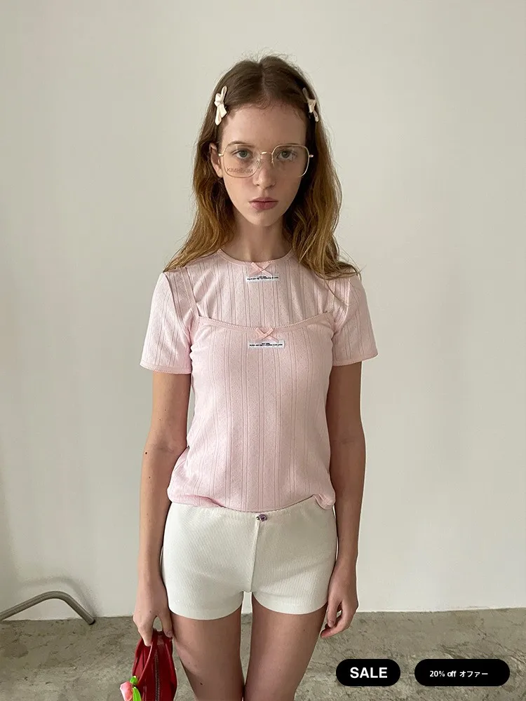 リボンロゴデザインのキャミソールとTシャツセット：夏の日常着に最適な軽量機能性を実現