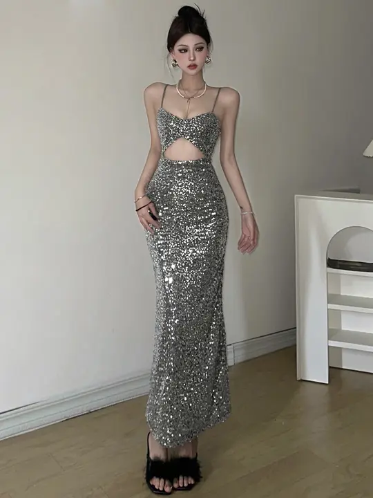 極上の柔らかさを感じる！華やかなビジュー付きキャミソールドレス【タイトフィット・ロング丈・透かしデザイン】