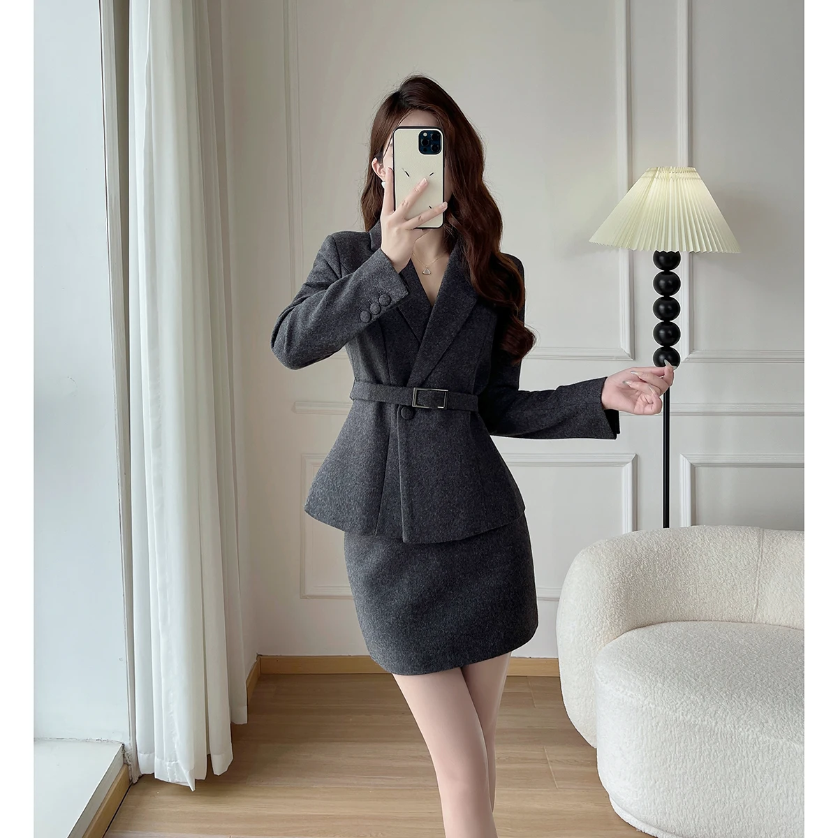 20代前半の通勤スタイルに悩むあなたへ：高級感あるグレーのウールスーツが解決する理由は？