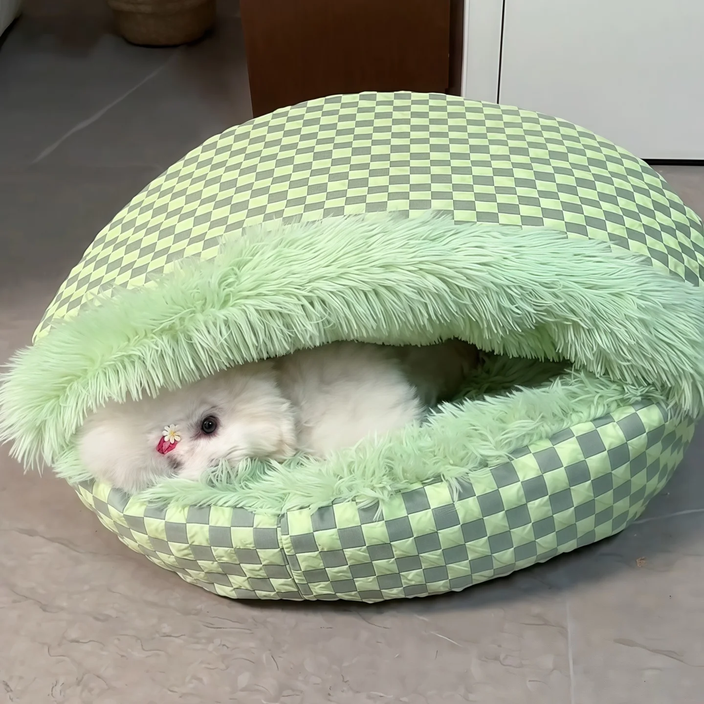 冬季用の保温半封閉型ペットベッド：長毛フリースで中型犬・猫に最適な暖かさ設計