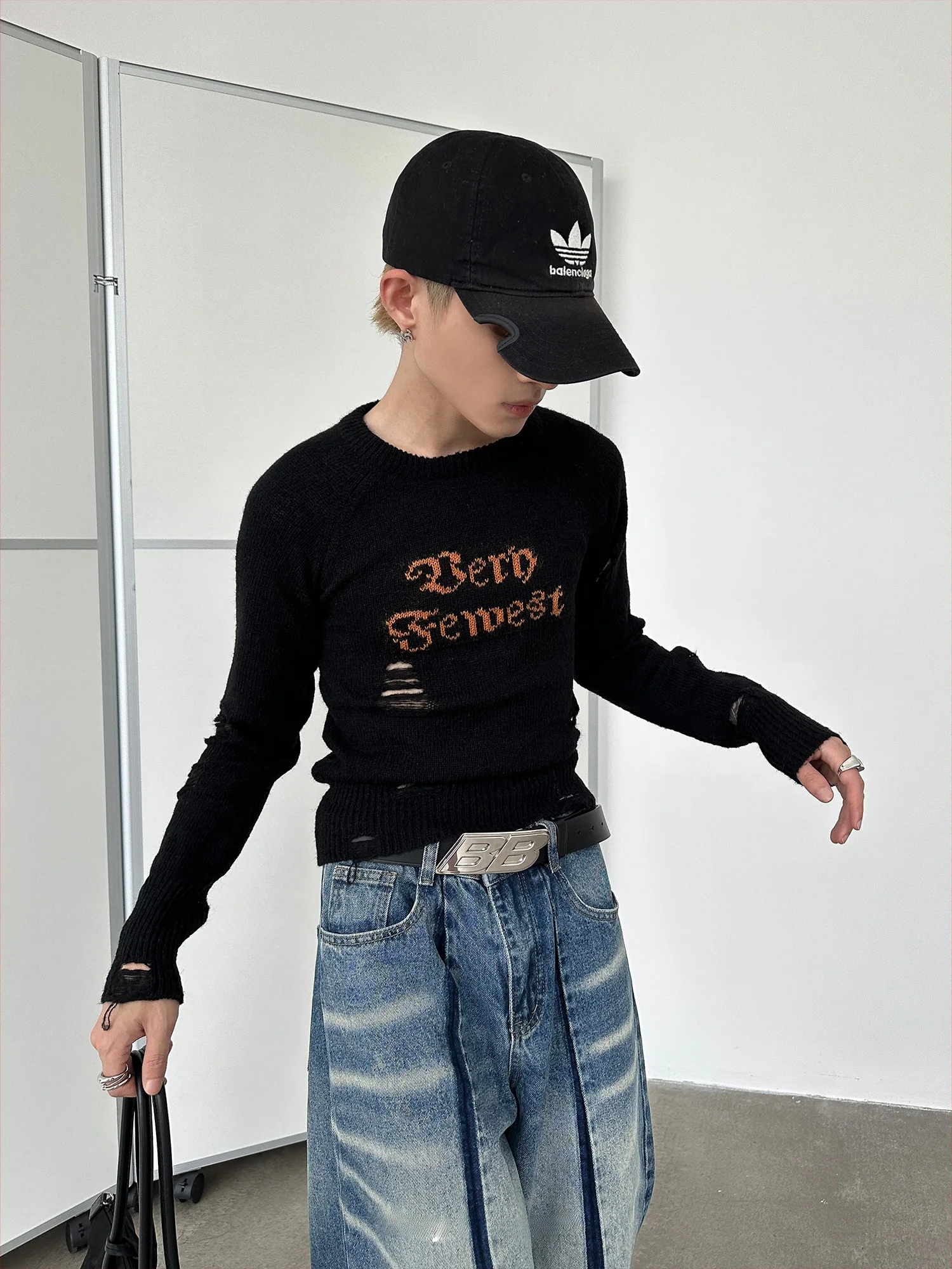 今流行りファッションで悩んでいるなら、このニットトップスが救う理由は？