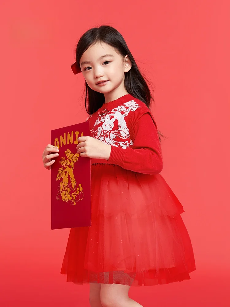 1歳の女の子にぴったりな服は？春のオシャレを実現する1本のニットワンピース