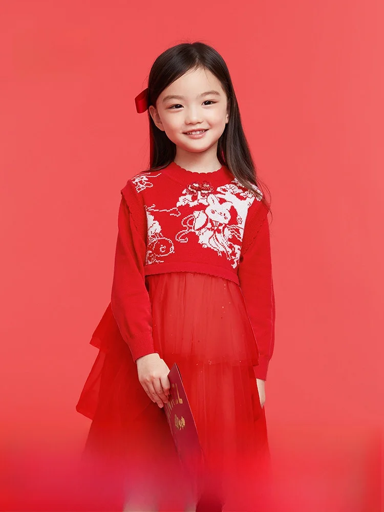 1歳の女の子にぴったりな服は？春のオシャレを実現する1本のニットワンピース