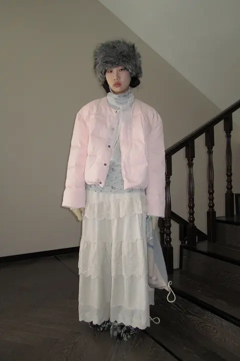 粉色の羽毛コート【デザイン性・流行のスタイル】