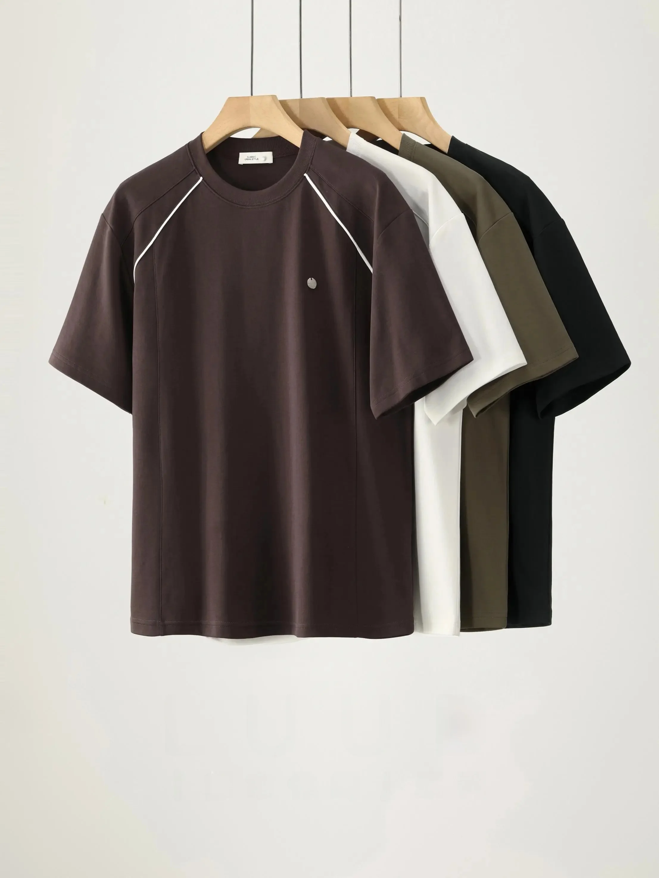メンズ半袖Tシャツはどう選ぶ？ラウンドネックの肩色分けデザインが夏の日常を救う理由