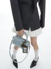 牛革製の小型斜め掛けバッグ【シンプルなスクエアデザイン・温かみのある色合い】