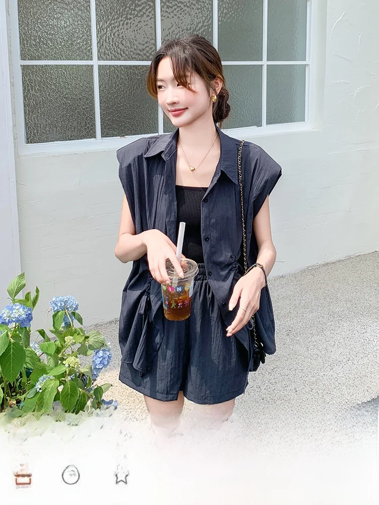 夏用レディースグレーシャツとショートパンツのコーデ：デザイン性とカジュアルスタイルの実用性