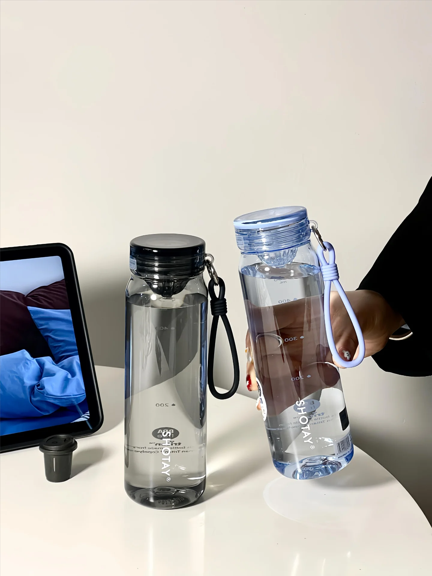 高級感あふれる夏用プラスチック水筒：耐熱トリタン製570mlで日常使いをサポート