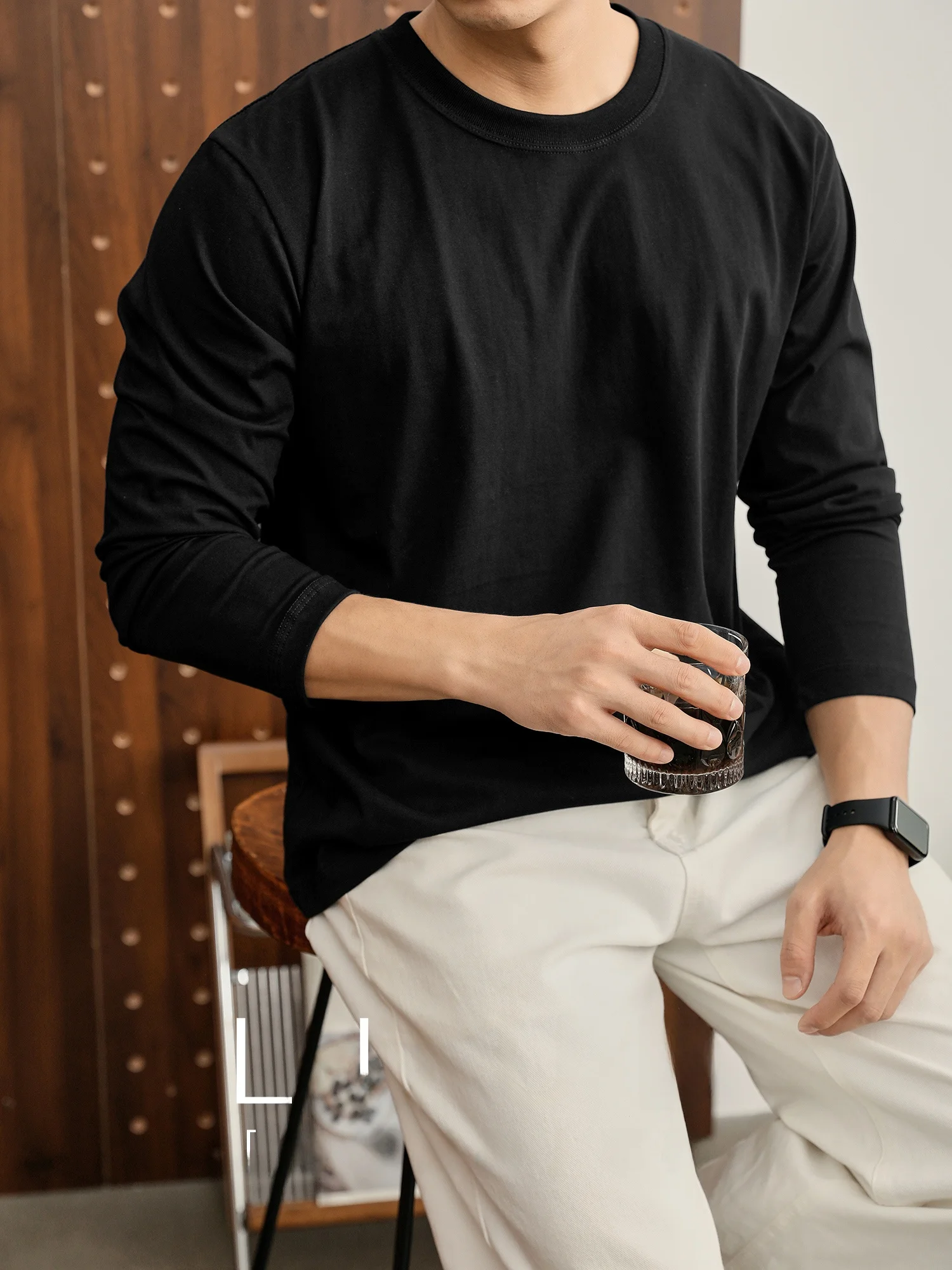 長めのTシャツをどう選ぶ？シンプルな黒Tが通勤から夜のカフェまで支える理由