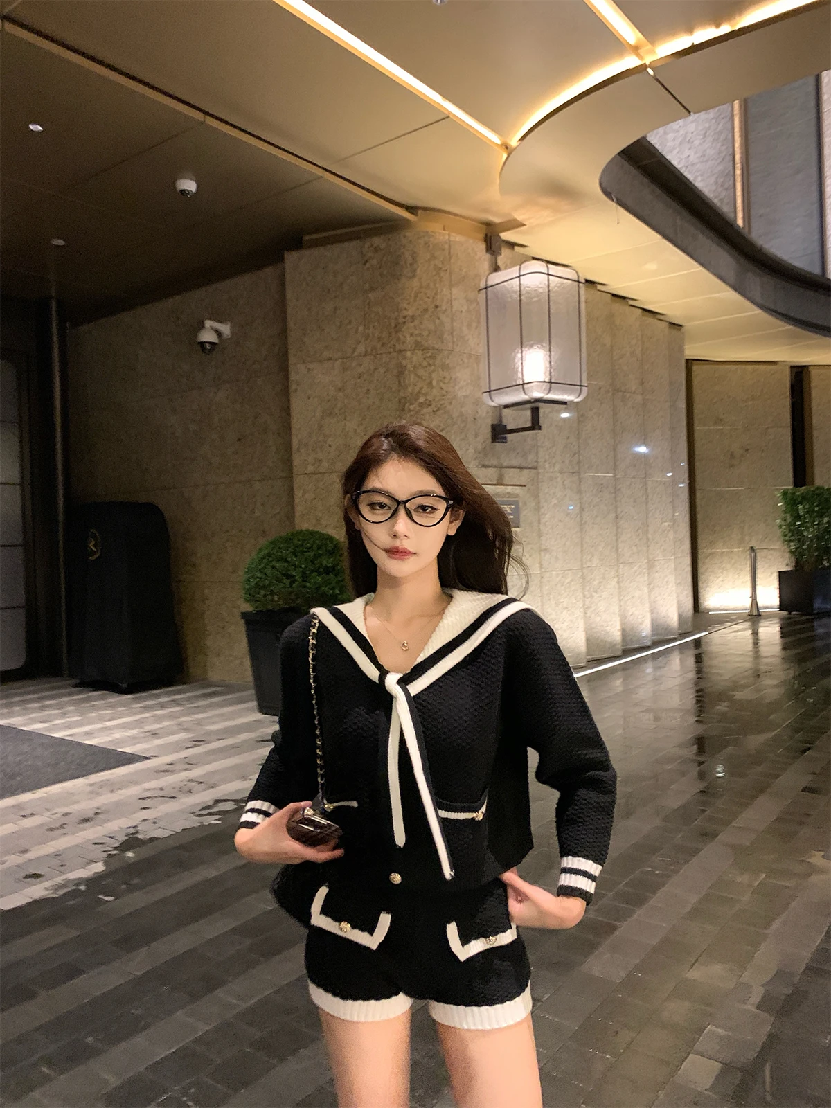 カーキとネイビーの相性は、本当に万能なの？実際の生活でどう活かすか