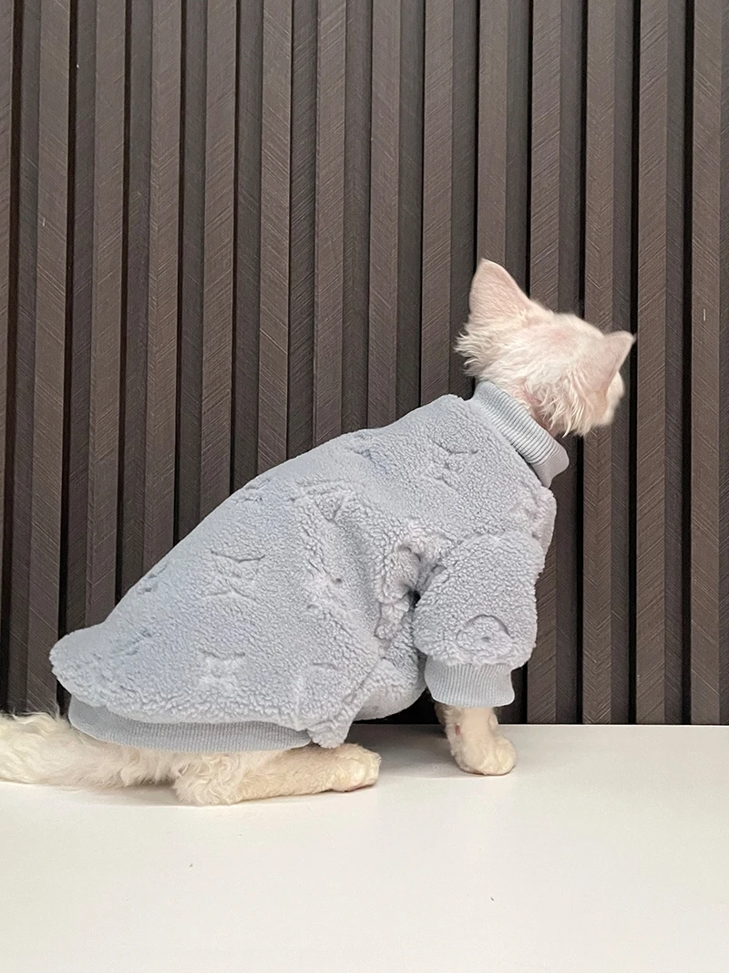 スフィンクス猫用衣服：秋冬厚手設計による快適性とフィット感の実証