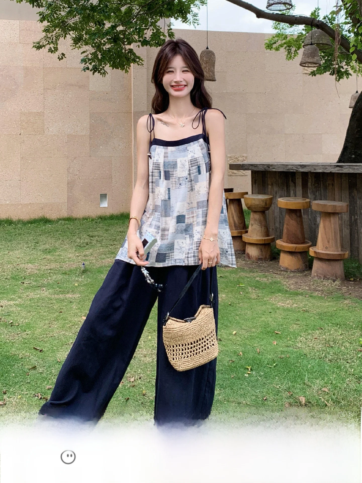 感漂うチェック柄キャミソールとワイドパンツの夏用コーディネート（セットアップ対応）