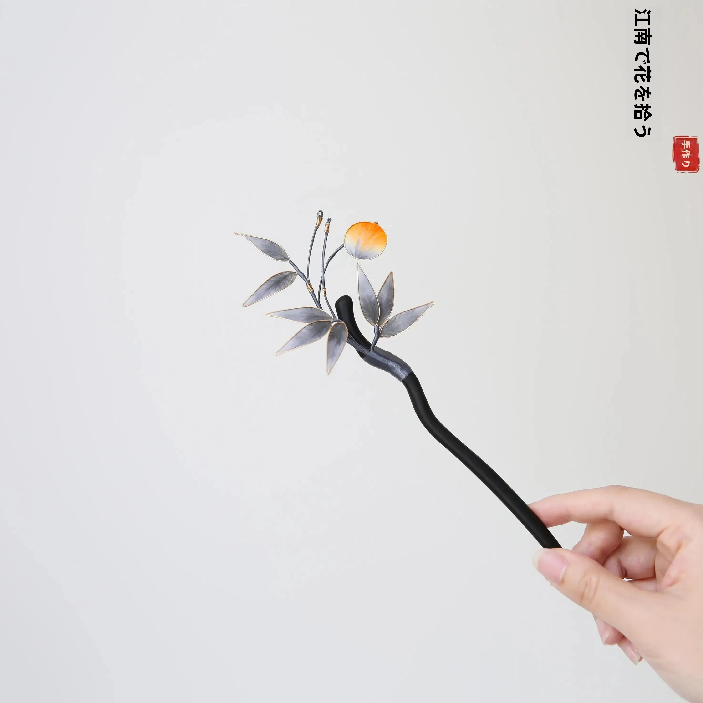 ボタニカル柄のファッションアイテムを紹介するには？厳選4選で暮らしに溶け込む方法