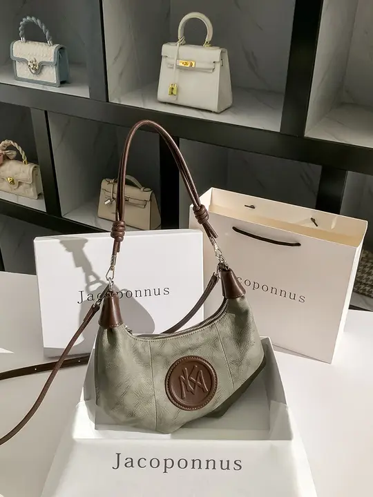 真皮製の斜め掛けバッグ【女性用・アンダーアームデザイン・グリーン・極上の柔らかさ】