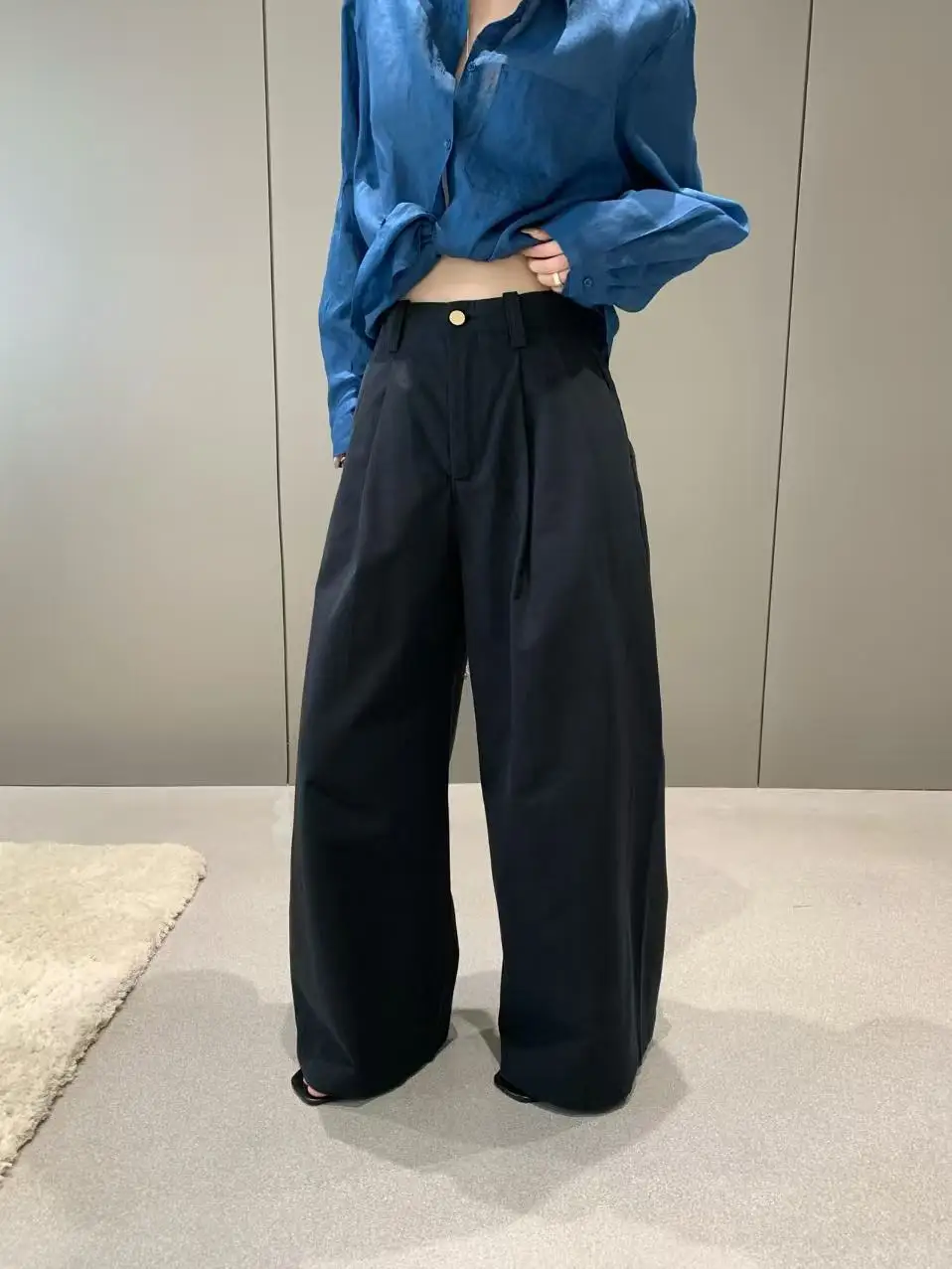 60代の女性が黒いワイドパンツで通勤をどう着こなすか？