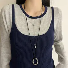 レトロデザインの黒紐円形ペンダントロングネックレス【重ね付け対応】