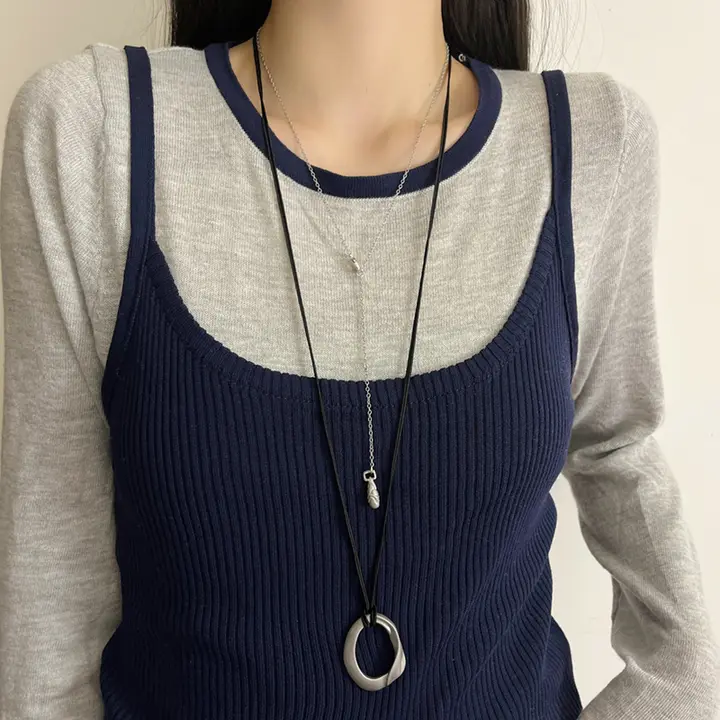 レトロデザインの黒紐円形ペンダントロングネックレス【重ね付け対応】