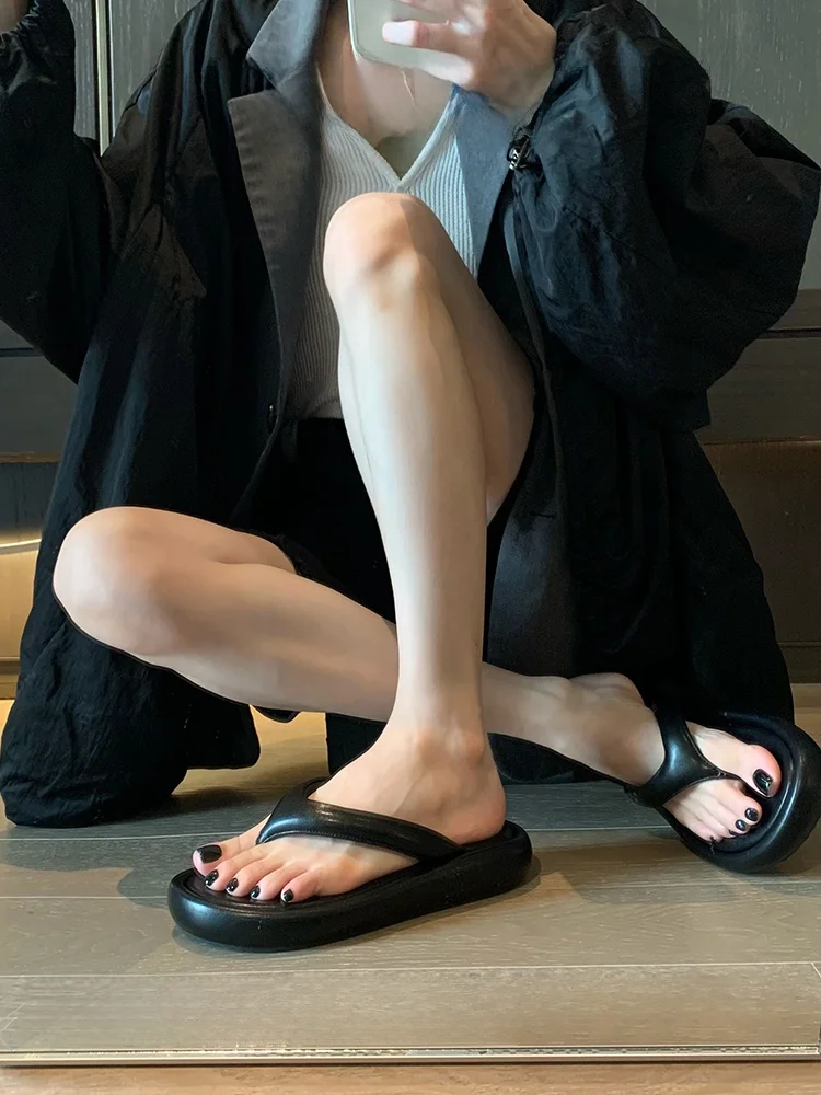 歩きやすいサンダルで疲れない日々を手に入れるには？厚底・クイックトングのビーチサンダルがおすすめ！