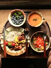 個人用の洗練された和式朝食用碗とプレート、スプーン付き（セットアップ対応）