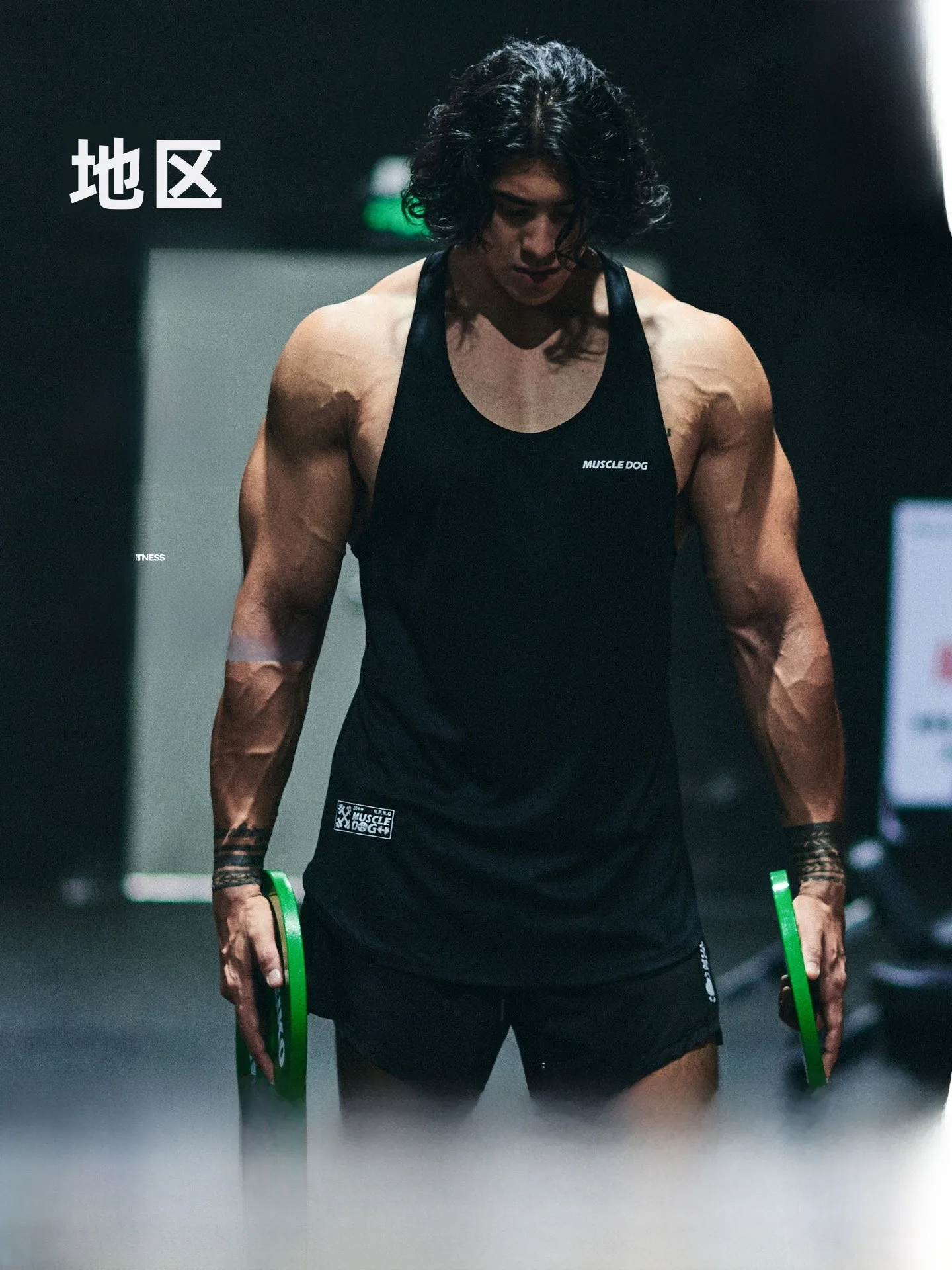 筋肉ファッションで悩む男性、どう選ぶ？