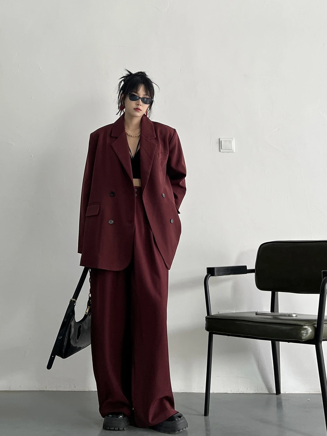 ユニクロ スーツ セットアップ：ワインレッドの小西服が秋の通勤に最適な理由