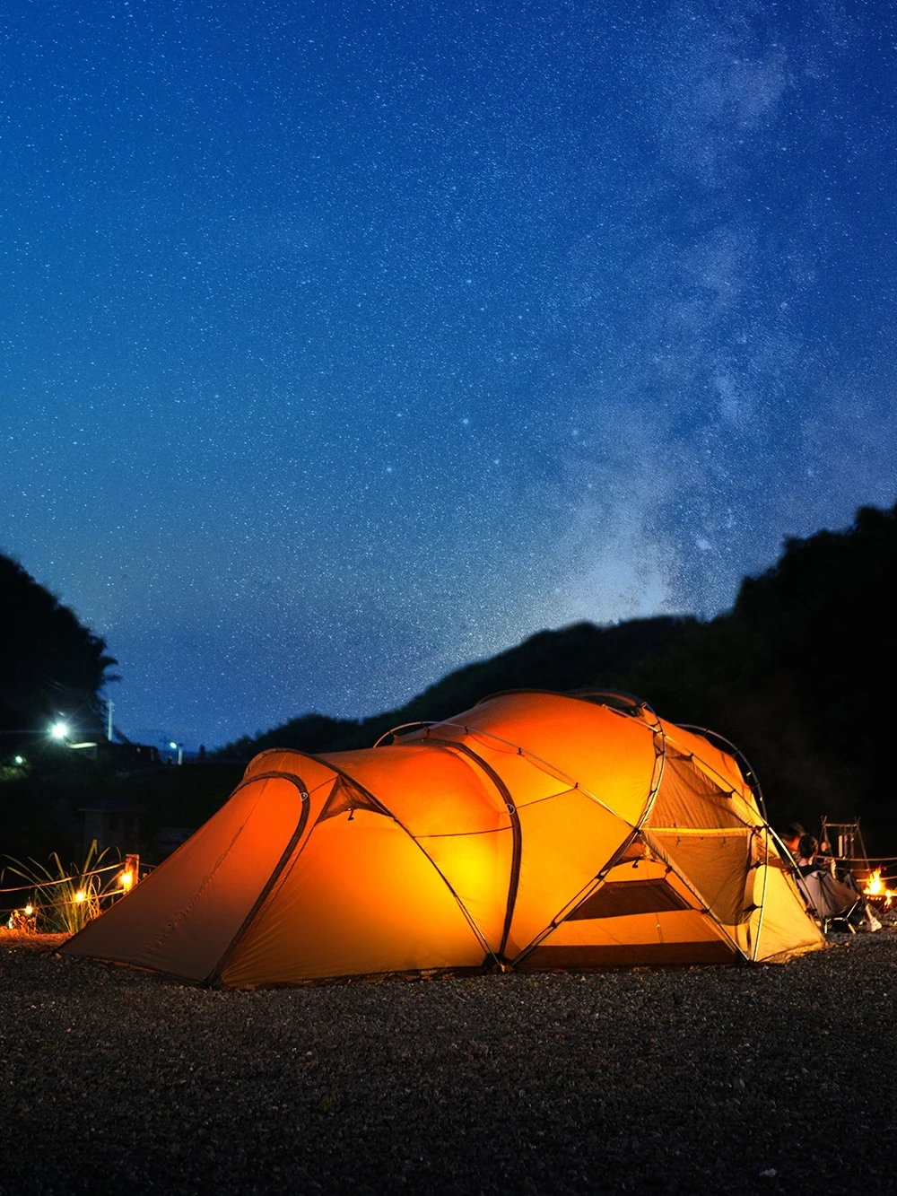 The Primitive アウトドア用ボール型ドームテント：四季対応の厚手防風防雨設計