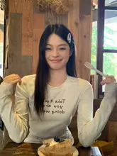 春にぴったり！グレーの花柄プリントラウンドネック長袖Tシャツ【体にフィットするデザイン】