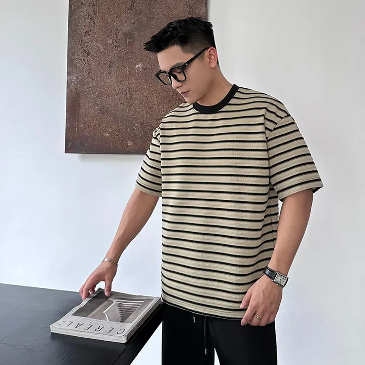 ストライプデザインの短袖Tシャツ【シンプル・ラウンドネック・メンズ用】