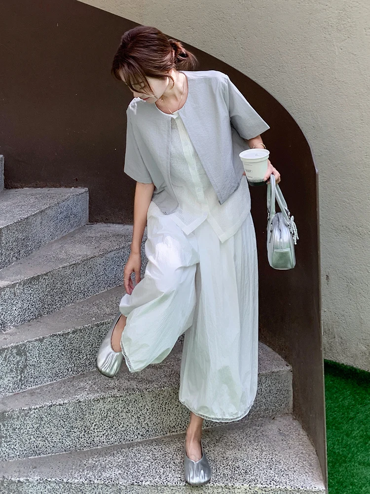 感漂う夏のコーディネート：デザイン性のある接ぎ合わせトップスとワイドパンツのセットアップ