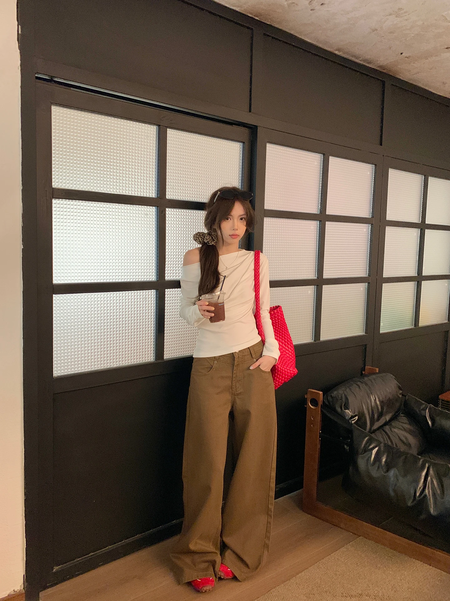 Tシャツを横から着るとき、どうやってスタイリングするの？