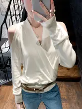 米白色 クロスVネックニットトップス【デザイン性・スタイル】